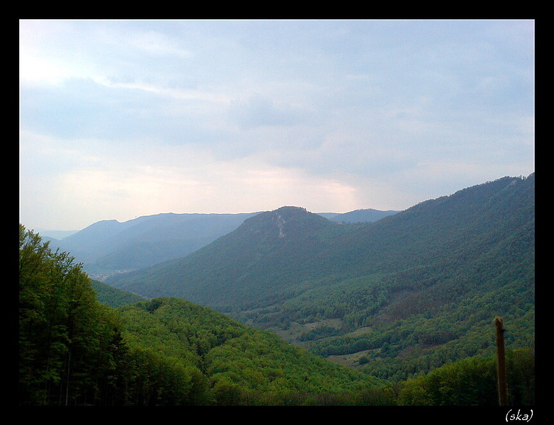 Muránsky hrad, pod ním červená strecha.