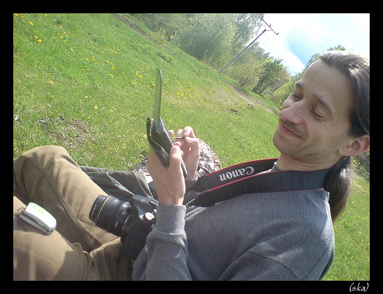 Marek ovešaný technikou.